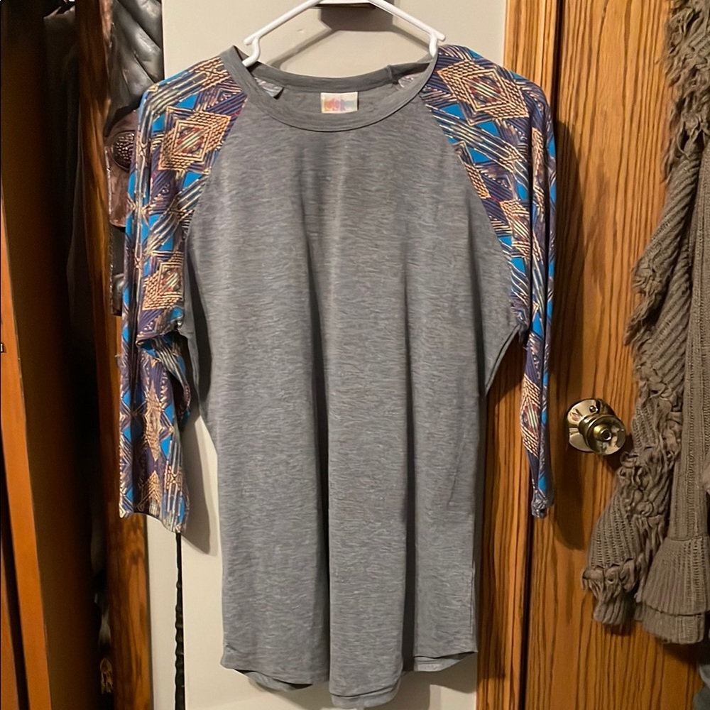 LuLaRoe Gray Relaxed Graphic Raglan Top